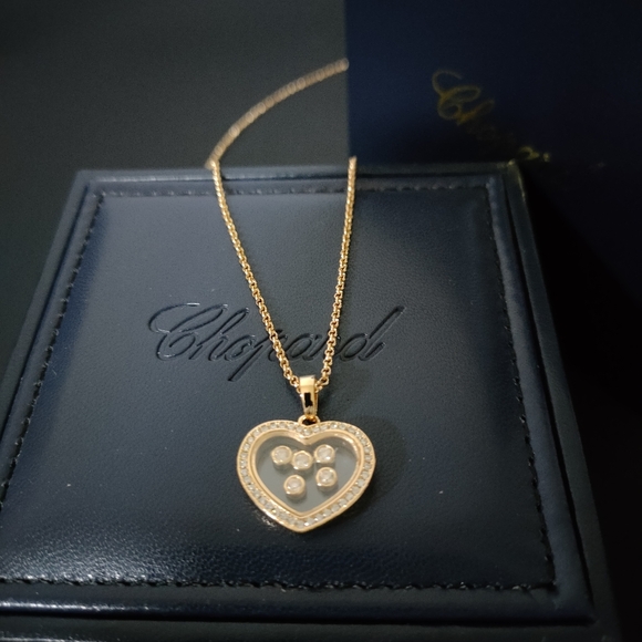 Chopard 18k Gold Necklace with heart pendant - Picture 3 of 6